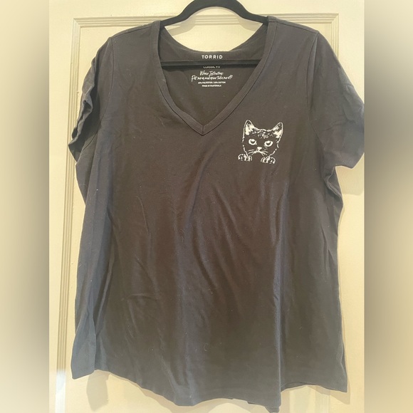 Torrid Slim Fit Vee Neck Tee Cat In Pocket- Black - Picture 3 of 5